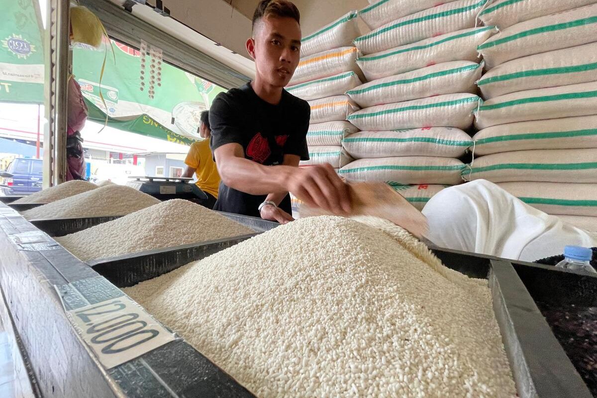 Salah seorang pedagang beras di Pasar Sehat Soreang, Kabupaten Bandung, Jawa Barat yang keluhkan sepi pembeli usai harga naik pada Jumat (29/9/2023)(KOMPAS.COM/M. Elgana Mubarokah)