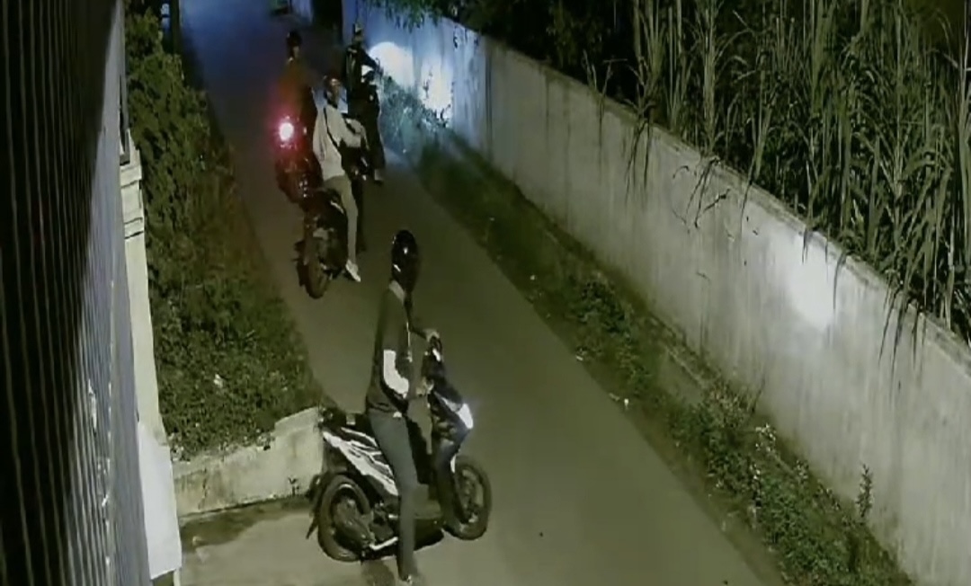 Empat pelaku komplotan maling motor menggasak dua unit motor milik warga di Jalan Bunga Ncole, Kelurahan Kemenangan Tani, Kecamatan Medan Tuntungan, Rabu (21/2/2024) lalu. Para pelaku terekam CCTV.