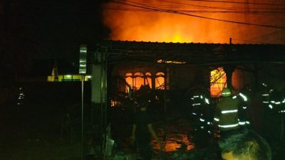 Tempat usaha Mickey Dimsum yang ada di Jalan Ahmad Yani, Kelurahan Durian, Kecamatan Bajenis, Kota Tebingtinggi ludes terbakar, Kamis (8/2/2024) malam.
