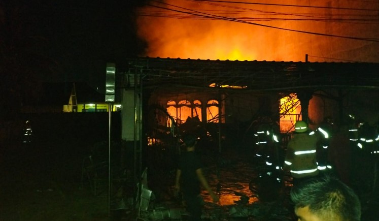 Tempat usaha Mickey Dimsum yang ada di Jalan Ahmad Yani, Kelurahan Durian, Kecamatan Bajenis, Kota Tebingtinggi ludes terbakar, Kamis (8/2/2024) malam.