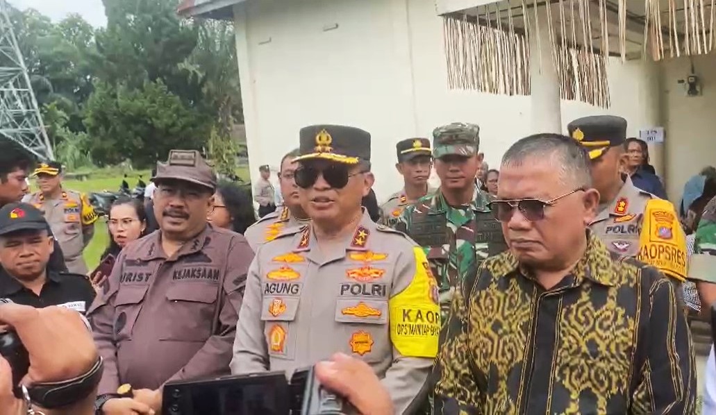 Kapolda Sumut, Irjen Agung Setya Imam Effendi saat memberikan keterangan terkait pelaksanaan Pemilu 2024 di Sumatera Utara, Rabu (14/2/2024). Sampai saat ini, Agung belum menerima laporan mengenai gangguan keamanan dalam proses pemilu ini.