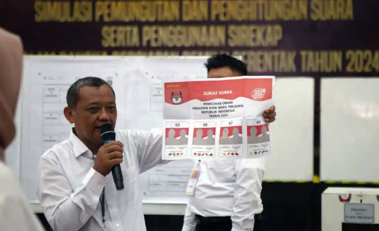 Petugas KPPS menunjukkan surat suara sah hasil pemungutan suara saat simulasi pemungutan dan penghitungan suara Pemilu 2024 di Kota Blitar, Jawa Timur, Senin (29/1/2024).(Antara/Irfan Anshori)