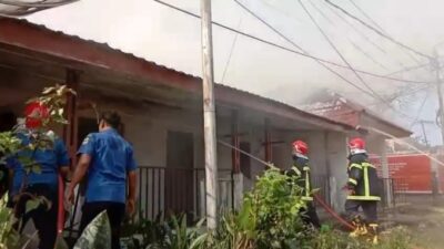 Petugas pemadam kebakaran saat berusaha memadamkan api yang melahap lima rumah di Jalan Bah Bolon, Kelurahan Sigulang-gulang, Kecamatan Siantar Utara, Kota Siantar, Kamis (29/2/2024).