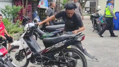 Seorang warga yang motornya mogok usai mengisi BBM di SPBU 14.203.180 Jalan Pertahanan, Kecamatan Patumbak, Senin (26/2/2024). Peristiwa ini terjadi akibat salah isi BBM oleh petugas SPBU.