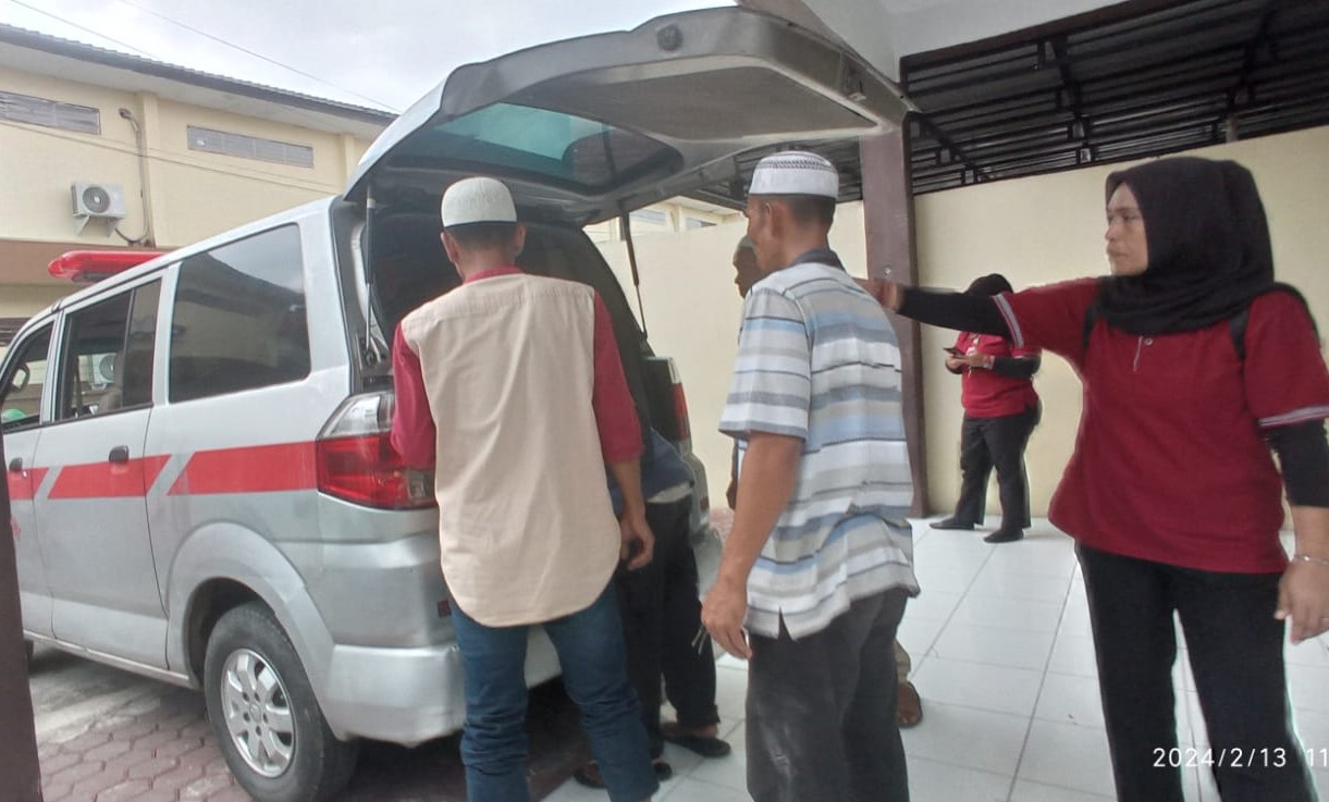 Jenazah pengendara motor bernama Bagas saat akan dibawa ke rumah duka dari RS Bhayangkara Tingkat II Medan, Selasa (13/2/2024).