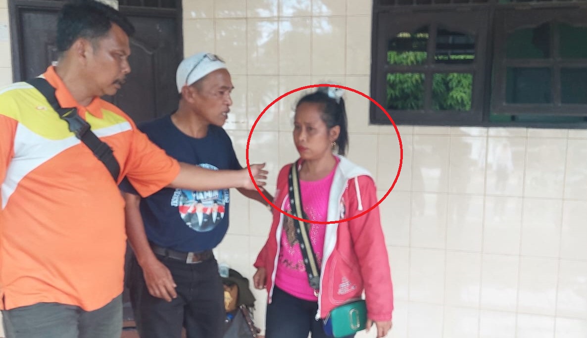 Wanita terduga pemilih siluman saat ditangkap warga ketika beraksi di TPS 04 Kecamatan Medan Amplas, Rabu (14/2/2024).