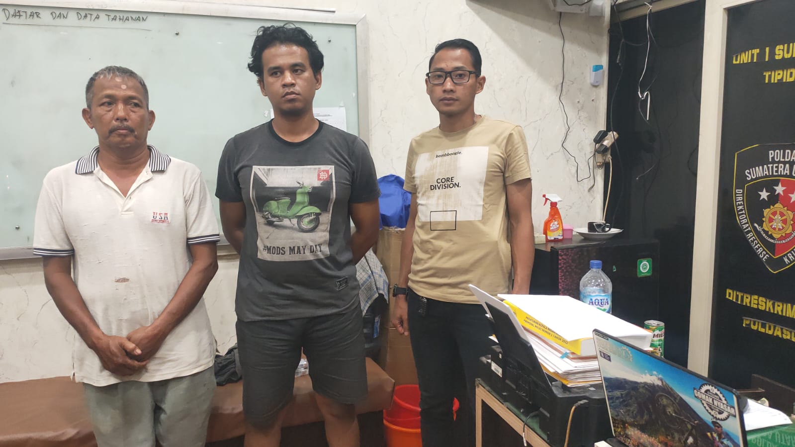 Abdul Rahim (kaus putih) dan M Ridwan (kaus hitam), sopir dan kernet yang membawa BBM ilegal diduga atas perintah Yuliarti alias Mak Bet setelah diamankan petugas Deninteldam I/BB.
