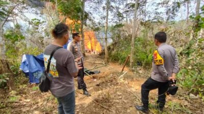 Sumur minyak ilegal di Jambi yang terbakar belum juga padam.