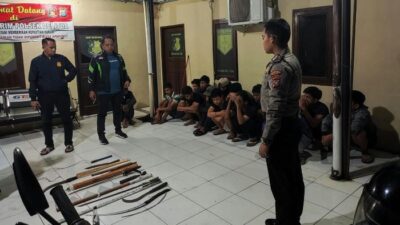 16 remaja bersenjata tajam diamankan Sat Samapta Polrestabes Medan di Jalan Masjid, Kecamatan Medan Tuntungan, Minggu (18/2/2024) dinihari.