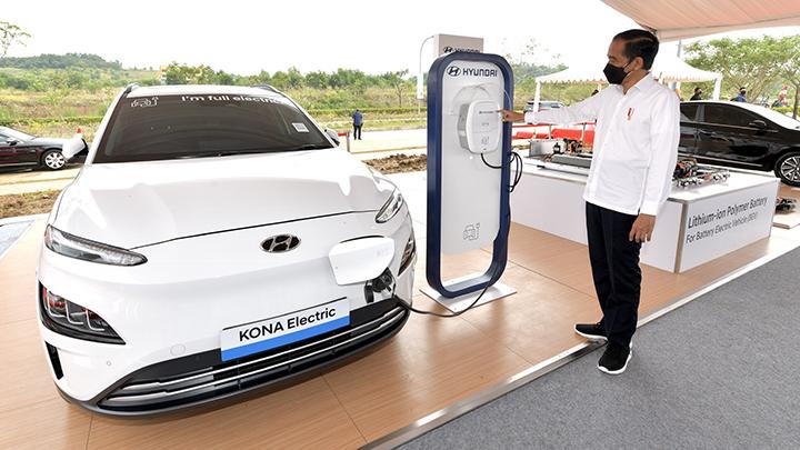Presiden Joko Widodo meninjau mobil listrik. (Foto: Istimewa)