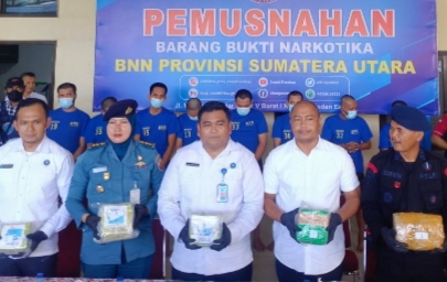 Kabid Pemberantasan BNN Sumut, Kombes Pol Denny Situmorang (tengah) memperlihatkan barang bukti.(Cei)