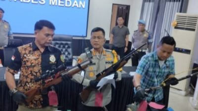 Kapolrestabes Medan, Kombes Pol Teddy JS Marbun didamping Iptu Nizar Nasution memeriksa barang bukti.(Ist)