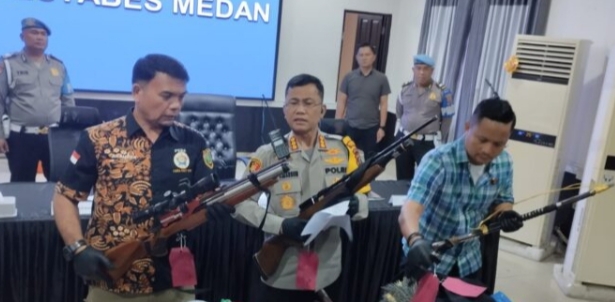 Kapolrestabes Medan, Kombes Pol Teddy JS Marbun didamping Iptu Nizar Nasution memeriksa barang bukti.(Ist)