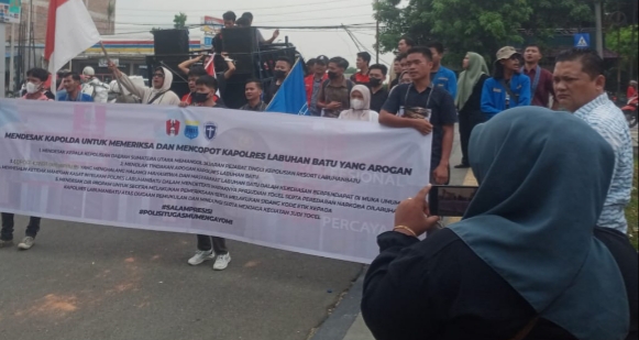 Mahasiswa demo di Poldasu.(Ist)