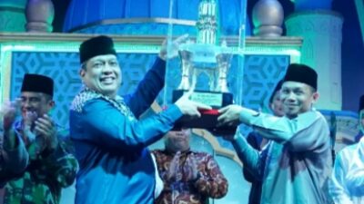 Penyerahan tropy Juara Umum MTQ ke 53 Kota Tebing Tinggi.(Ist)