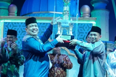 Penyerahan tropy Juara Umum MTQ ke 53 Kota Tebing Tinggi.(Ist)