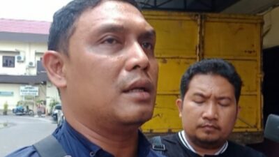 Suhendri Umar Tarigan SH dan Thomas Jeferson Tarigan memberikan keterangan.(Ist)