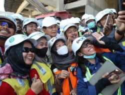 Prabowo Subianto Selfi Bareng Pekerja Proyek IKN, Warganet: Abaikan 01 dan 03 yang Lagi Ngambek