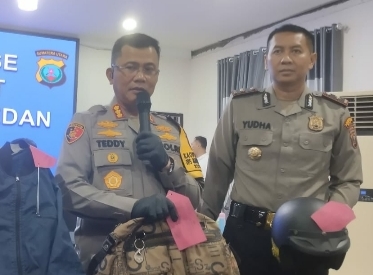 Kapolrestabes Medan, Kombes Pol Teddy JS Marbun memperlihatkan tas korban.(ist)