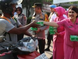 Polrestabes Medan Bersama Ibu Bhayangkari Bagi-bagi Tahjil depan KPU