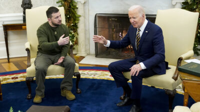 Presiden AS Joe Biden berbicara dengan Presiden Ukraina Volodymyr Zelensky saat mereka bertemu di Ruang Oval Gedung Putih, 21 Desember 2022, di Washington. (Patrick Semansky/AP)
