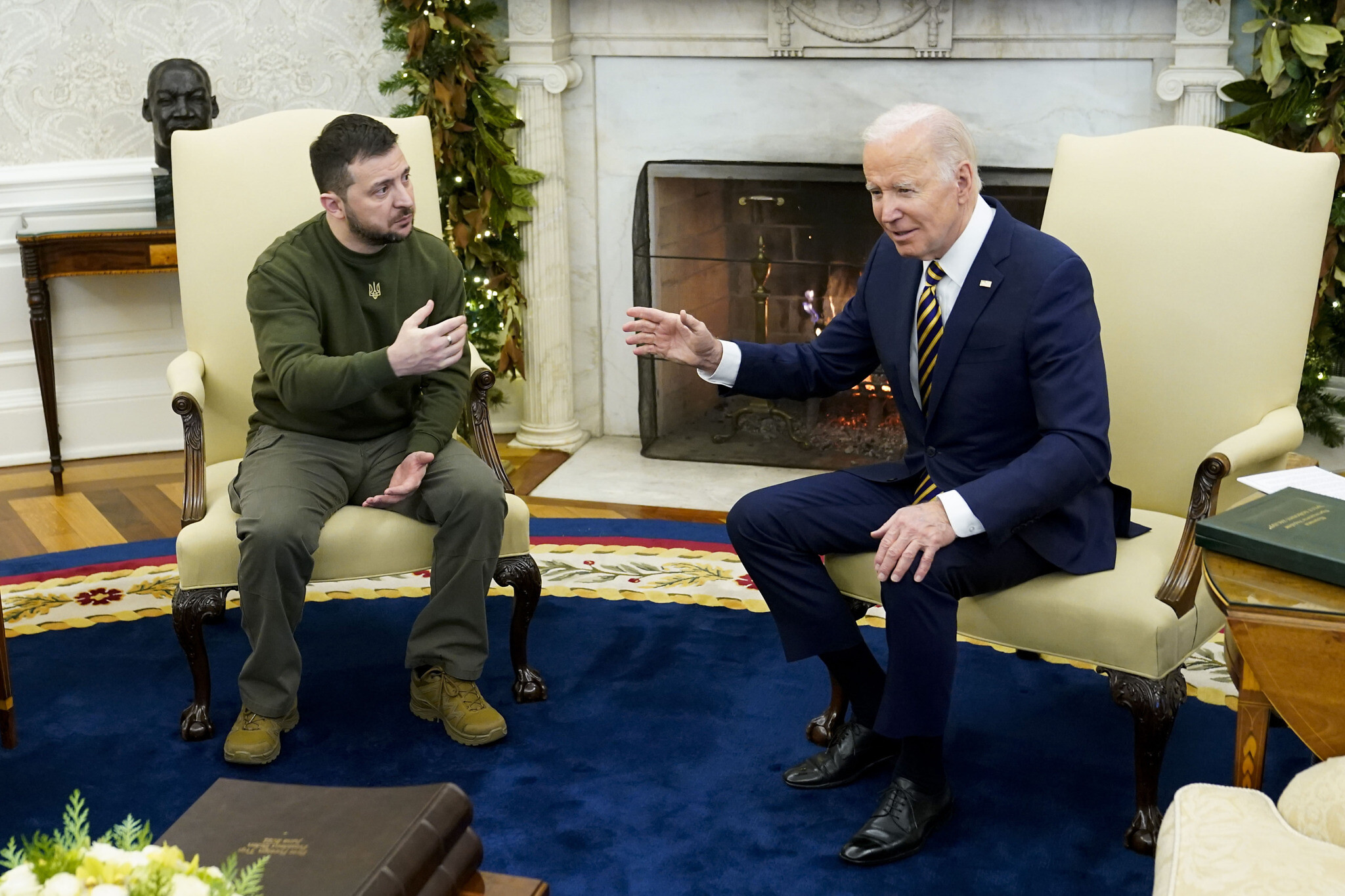 Presiden AS Joe Biden berbicara dengan Presiden Ukraina Volodymyr Zelensky saat mereka bertemu di Ruang Oval Gedung Putih, 21 Desember 2022, di Washington. (Patrick Semansky/AP)