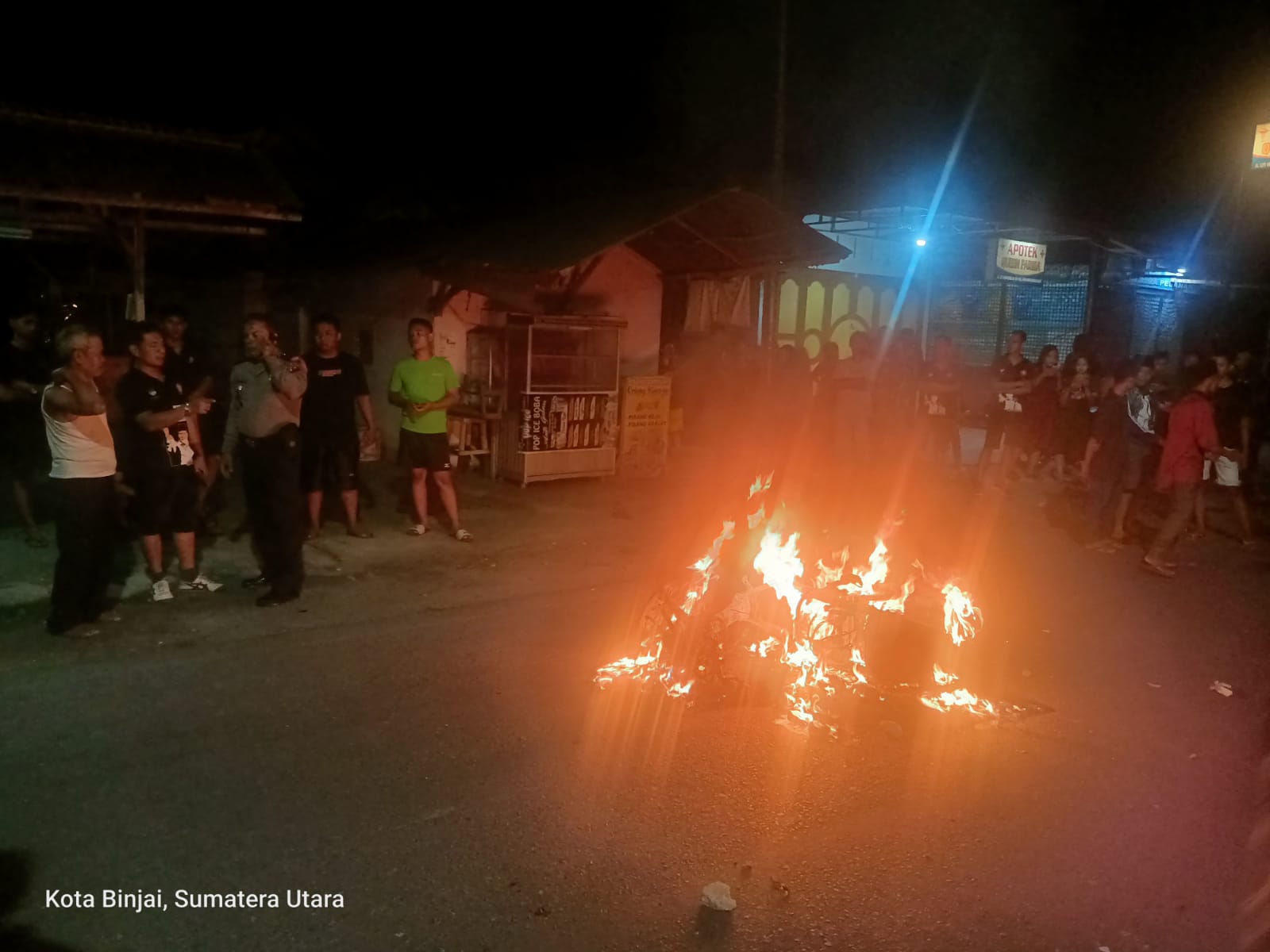 Kendaraan milik anggota geng motor dibakar warga di Letnan Umar Baki, Lingkungan VIII, Kelurahan Sukaramai, Kecamatan Binjai Barat, Kota Binjai, Sumatera Utara, Senin (11/3/2024) tengah malam. Seorang warga kena bacok.