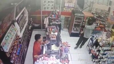 Tangkapan layar rekaman CCTV aksi perampokan di gerai Alfamart Nagori Karangsari, Kecamatan Gunung Maligas, Kabupaten Simalungun.