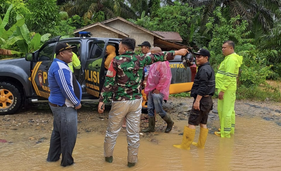Petugas gabungan saat mengevakuasi korban banjir di Kabupaten Mandailing Natal, Jumat (8/3/2024). Seorang kakek tewas terseret banjir.