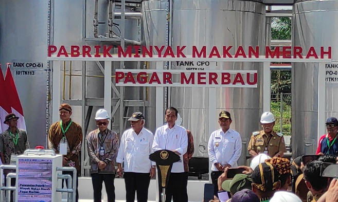 Presiden RI, Joko Widodo saat meresmikan minyak makan merah di Pagar Merbau, Kabupaten Deliserdang, Kamis (14/3/2024).