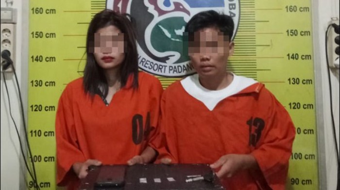 SDAH (21) dan RN (25), dua wanita yang gagal pesta sabu lantaran keburu ditangkap petugas Sat Res Narkoba Polres Padangsidimpuan.