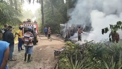 Petugas saat berusaha memadamkan api yang membakar rumah warga di Desa Mekar Sari, Kecamatan Pulau Rakyat, Kabupaten Asahan, Senin (18/3/2024).