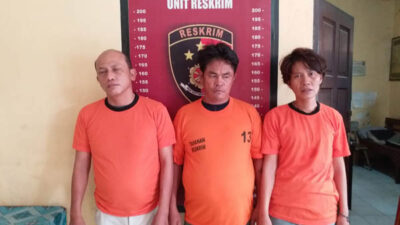 Tiga tersangka pengedar uang palsu yang ditangkap petugas Unit Reskrim Polsek Tanjungmorawa.