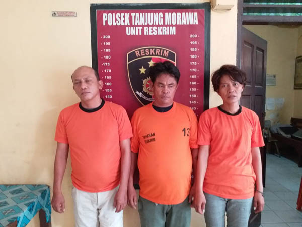 Tiga tersangka pengedar uang palsu yang ditangkap petugas Unit Reskrim Polsek Tanjungmorawa.