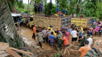 Proses evakuasi korban meninggal dunia yang tertimbun longsor di Kabupaten Padang Pariaman, Sumatra Barat, Jumat (8/3/2024).(BPBD Kabupaten Padang Pariaman)