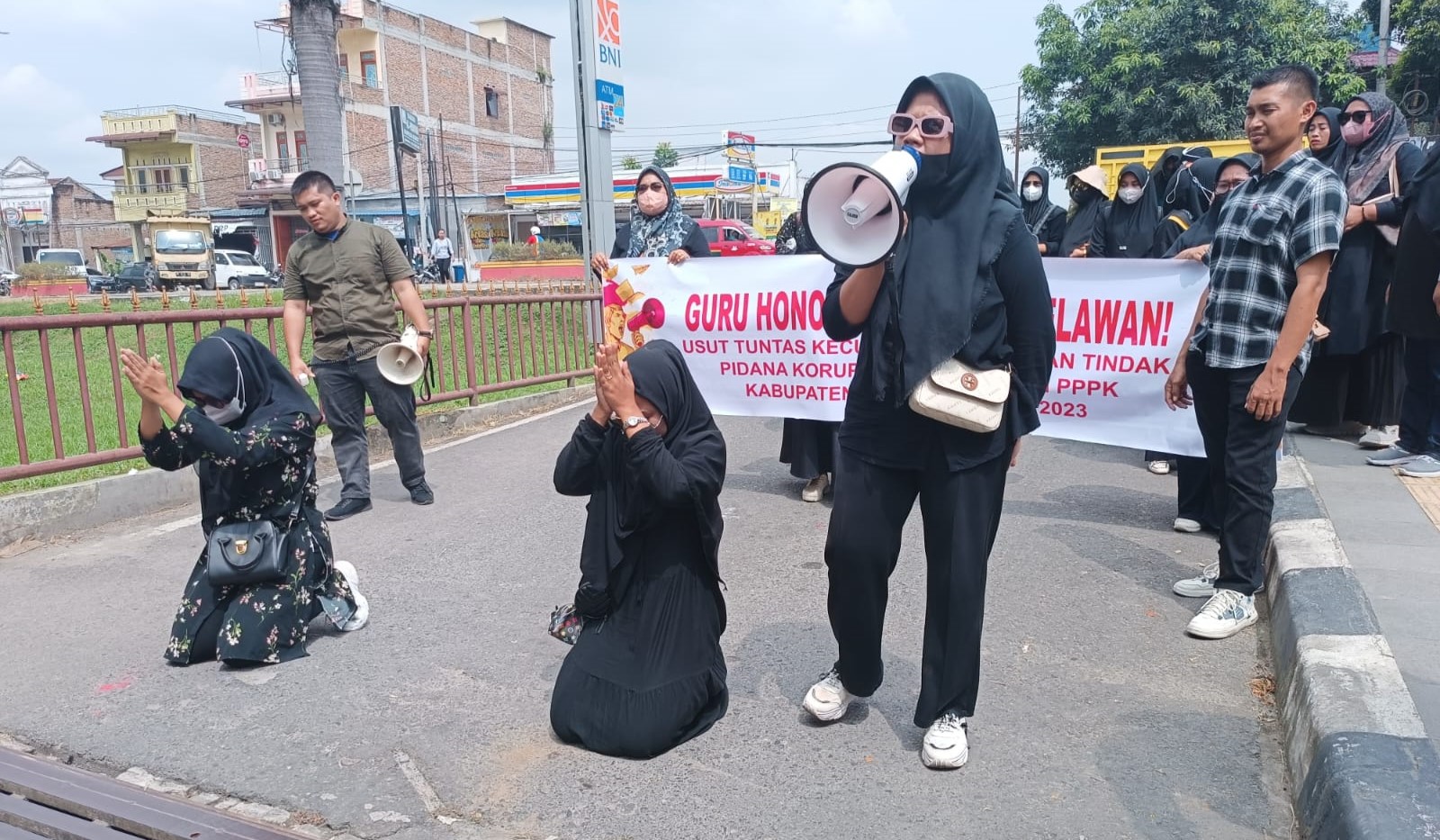 Demo sejumlah guru di Polda Sumut terkait dugaan kecirangan seleksi PPPK di Kabupaten Langkat.