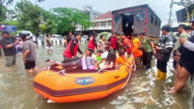 Tim gabungan mengevakuasi warga terdampak banjir di Kota Semarang, Jawa Tengah, Kamis (14/3). FOTO: BPBD Kota Semarang