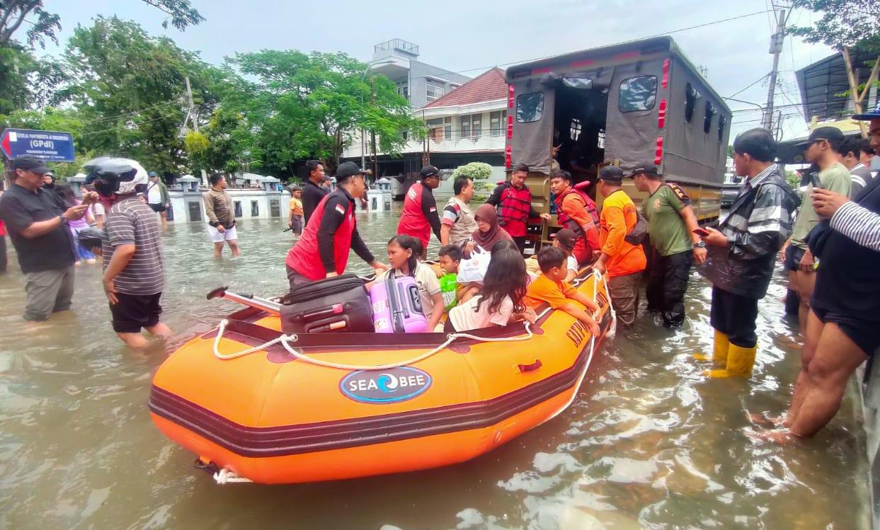 Tim gabungan mengevakuasi warga terdampak banjir di Kota Semarang, Jawa Tengah, Kamis (14/3). FOTO: BPBD Kota Semarang