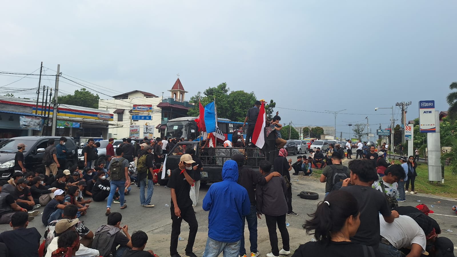 Aksi pembebasan Sorbatua Siallagan di Polda Sumut, Rabu (27/3/2024).(HO)
