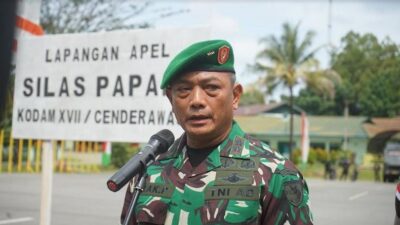 Pangdam XVII Cenderawasih Mayjen TNI Izak Pangemanan usai serah terima pasukan di Lapangan Hitam Makodam Cenderawasih, Kamis (25/5/2023). (Foto: iNews/Edy Siswanto)