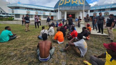 Sekelompok warga menganiaya komisioner KPU Jayawijaya di Gedung DPRD Jayawijaya, Papua Pegunungan, Jumat (1/3). (Dok. Polda Papua)