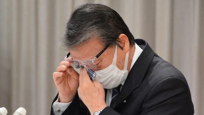 Wali Kota Hideo Kojima menyeka air matanya saat berbicara pada konferensi pers di kota Ginan, prefektur Gifu. Pengunduran diri walikota Jepang yang menghadapi 99 tuduhan pelecehan seksual memicu kemarahan di media sosial pada 1 Maret, setelah ia menyangkal beberapa kasus dan menangis pada konferensi pers. (Foto oleh JIJI Press / AFP) / Japan OUT)