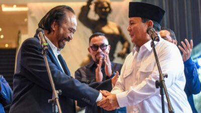 Prabowo Subianto (kanan) berjabat tangan dengan Ketua Umum Partai NasDem Surya Paloh (kiri) saat memberikan keterangan pers usai melakukan pertemuan tertutup di NasDem Tower, Jakarta, Jumat (22/3/2024).(ANTARA)
