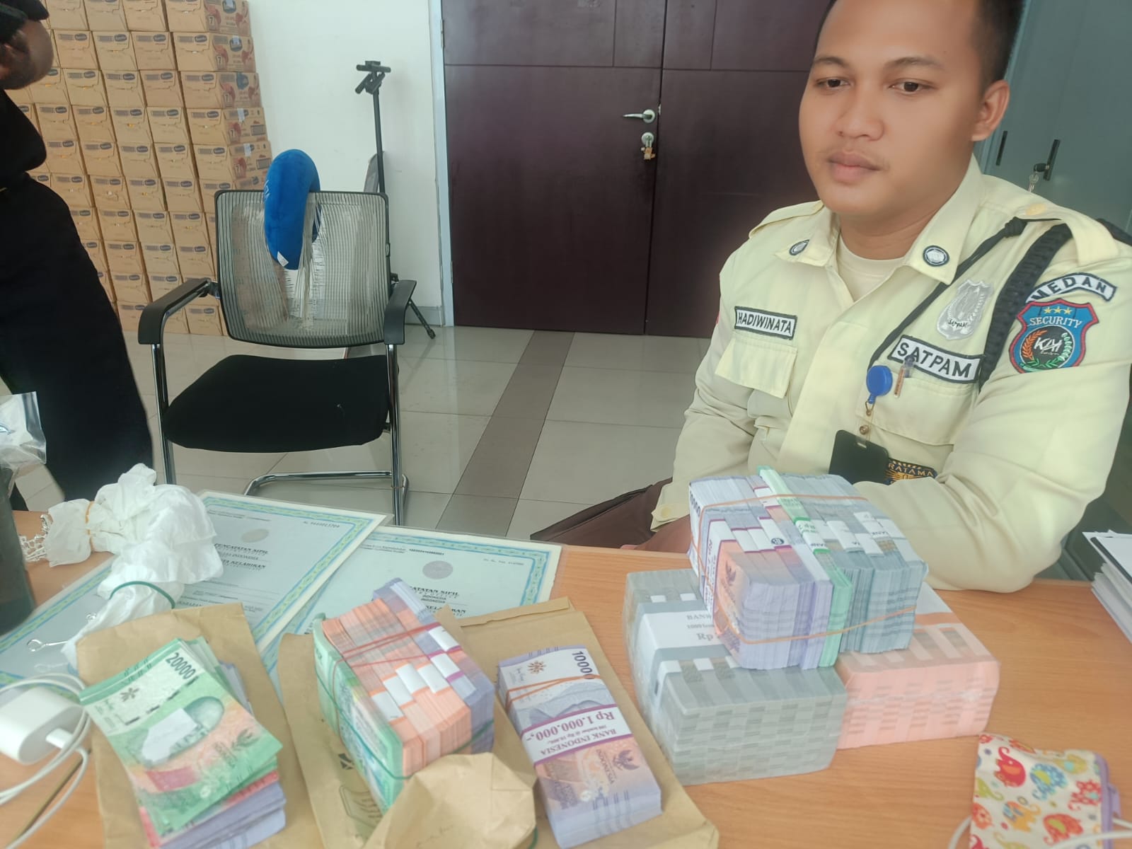 Hardiwinata Syahputra, sekuriti Kereta Api Indonesia (AKI) Bandara Medan menemukan tas berisi tumpukan uang.