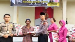 Kapolsek Medan Baru, Kompol Yayang Rizki Pratama secara simbolis menyerahkan paket sembako.(ist)