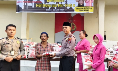 Kapolsek Medan Baru, Kompol Yayang Rizki Pratama secara simbolis menyerahkan paket sembako.(ist)