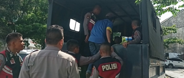 Jukir liar diangkut ke dalam truk polisi.(Ist)