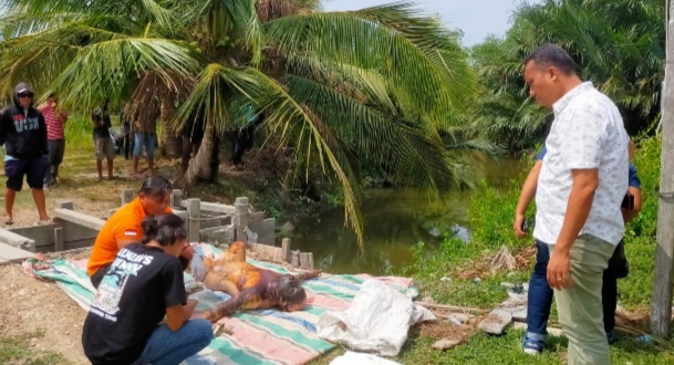 AKP Japri Simamora (kanan) di lokasi penemuan mayat terapung.(ist)