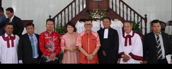 Kombes Pol Teddy JS Marbun, Pendeta dan Jema'at gereja poto bersama.(Ist)