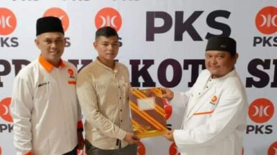 Ketua PKS Kota Sibolga, Ustadz H Wandana Simatupang LC menyerahkan formulir pencalonan kepada Rahmad Hidayat Tanjung.(Ist)
